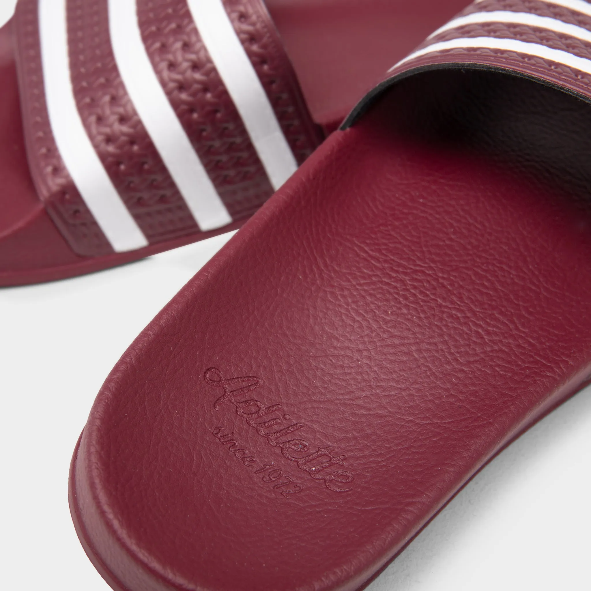 adidas Originals Adilette Slides Quiet Crimson / Cloud White - Quiet Crimson